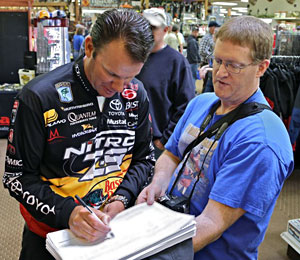 Michigan Bassmaster Elite Angler Kevin VanDam signs the Scientific Fish and Wildlife Conservation Act petition with GreatLakesBass.com owner Dan Kimmel