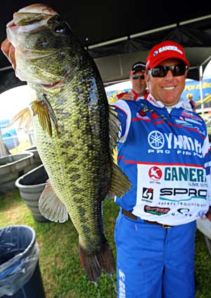 Dean Rojas leads day one of the B.A.S.S. Elite Toledo Bend event with the help of this 7 pound bass