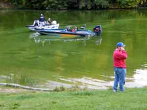 Local boaters come to the rescue of the free floating bass boat.