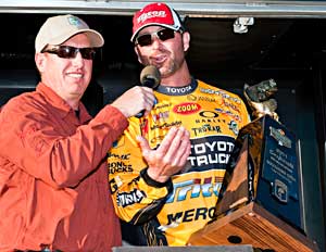 Elite Series pro Gerald Swindle accepts his trophy for his BASS Southern Open Lake Toho win