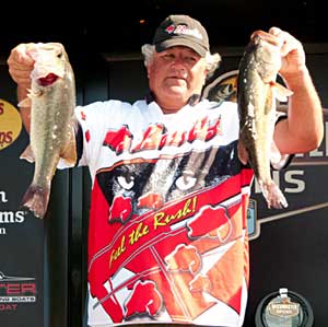 Kelly Pratt leads wire-to-wire to win the 2011 B.A.S.S. Northern Open on the James River with 42-6 pounds of bass over three days