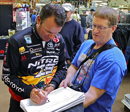 Michigan Bassmaster Elite Angler Kevin VanDam signs the Scientific Fish and Wildlife Conservation Act petition with GreatLakesBass.com owner Dan Kimmel