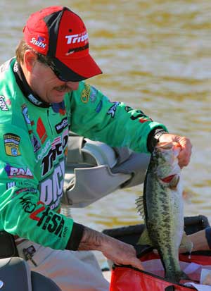 Shaw Grigsby extends his lead on Harris Chain in the Elite Series Sunshine Showdown to almost 12 pounds going into the final day