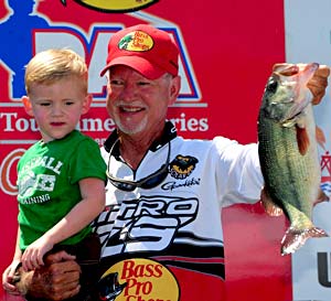 Local expert Stacey King holds on to first place at the PAA Table Rock Lake bass tournament with a 15.41 pound catch