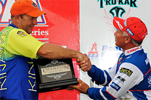 Steve Kennedy receives the champion's trophy from PAA President Dave Mansue after winning the Bass Pro Shops PAA Tournament Series event on Neely Henry Lake with a three-day total of 38.12 pounds