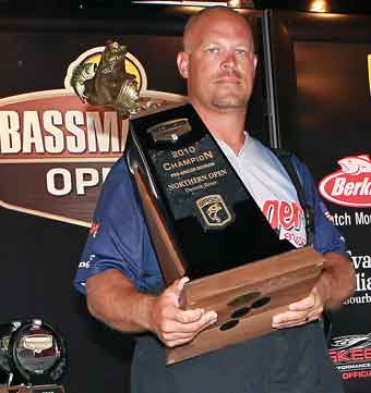 Goshen Indiana Pro Todd Schmitz weighed 23-13 the final day of the 2010 BASS Northern Open Detroit River to Win